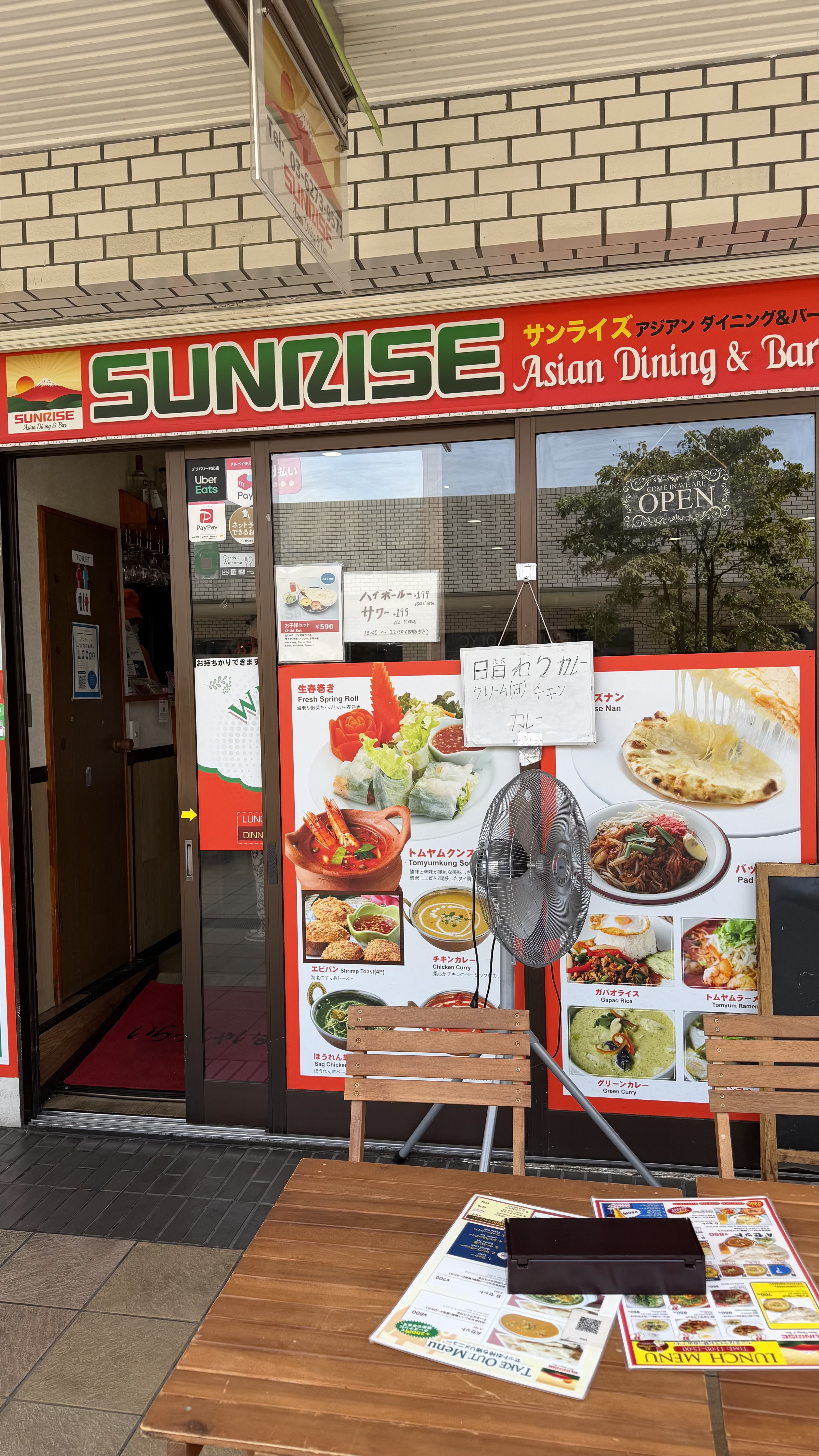 サンライズ アジアンダイニング&バーの店頭とランチメニュー