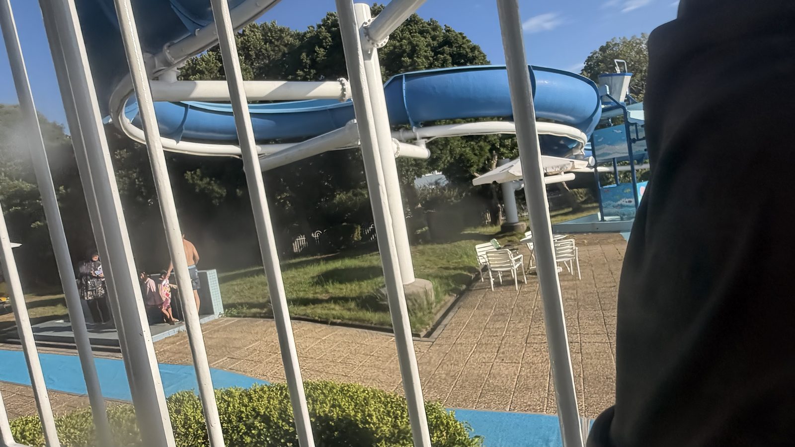 東急浜名湖サニーパークの屋外プールとウォータースライダー
