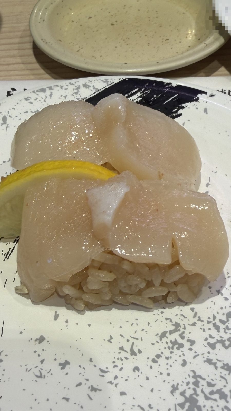 回転寿司みさき 高田馬場店（旧・海鮮三崎港）の寿司と店頭の生本まぐろのポスター