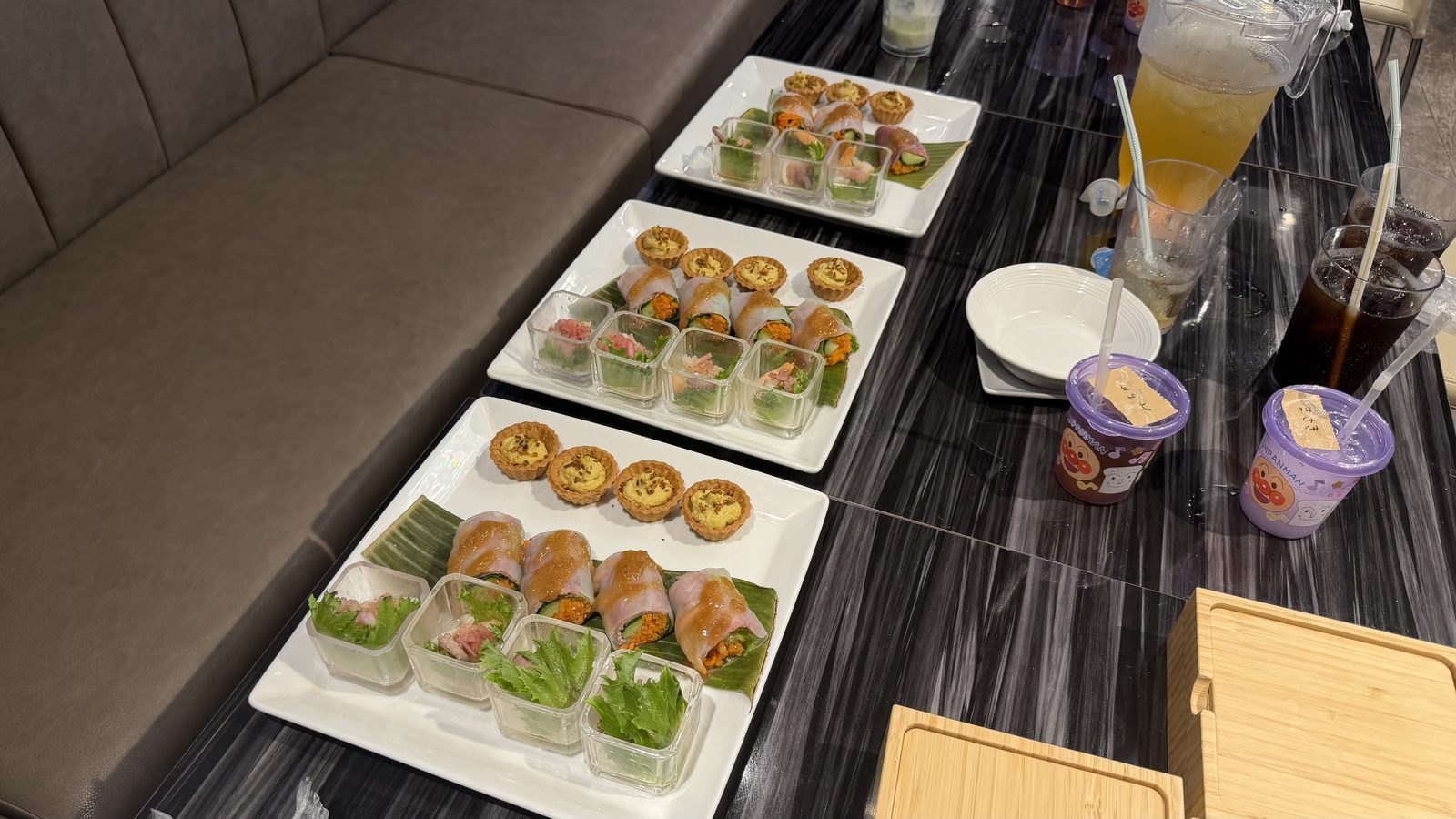 パセランド（カラオケパセラ新宿靖国通り店）のキッズスペースと料理