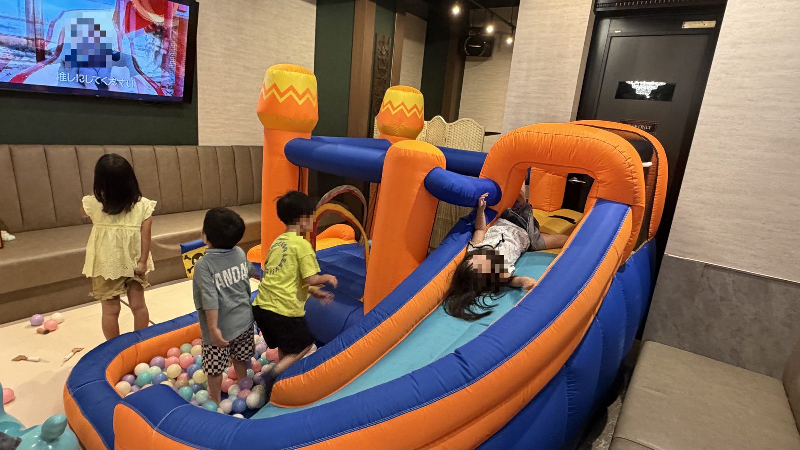 パセランド（カラオケパセラ新宿靖国通り店）のキッズスペースと料理