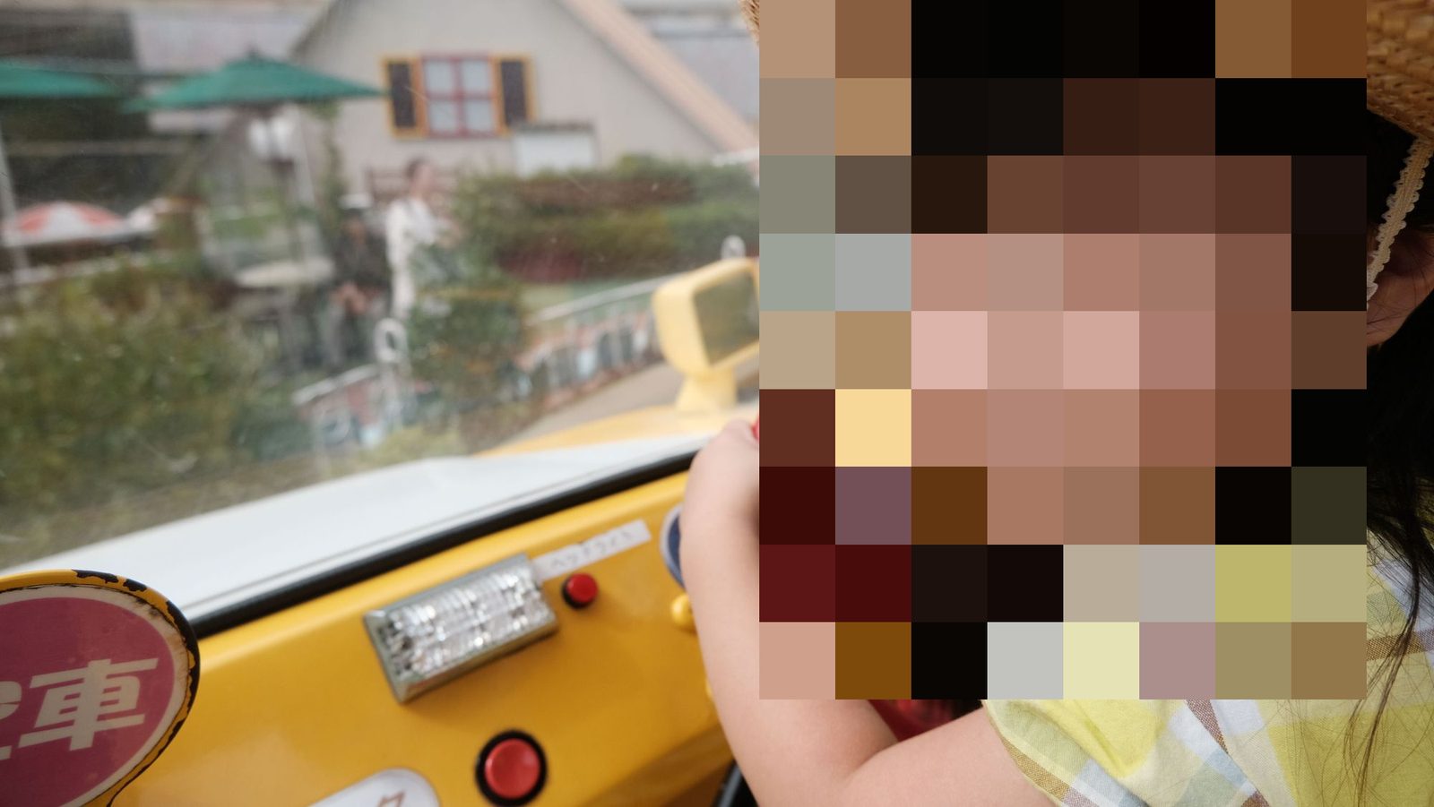 浅草花やしきで遊ぶ子どもたち。手をつないで歩く姉妹、黄色い車の乗りもの、高いところを回る乗りもの、浅草の街から見える東京スカイツリー