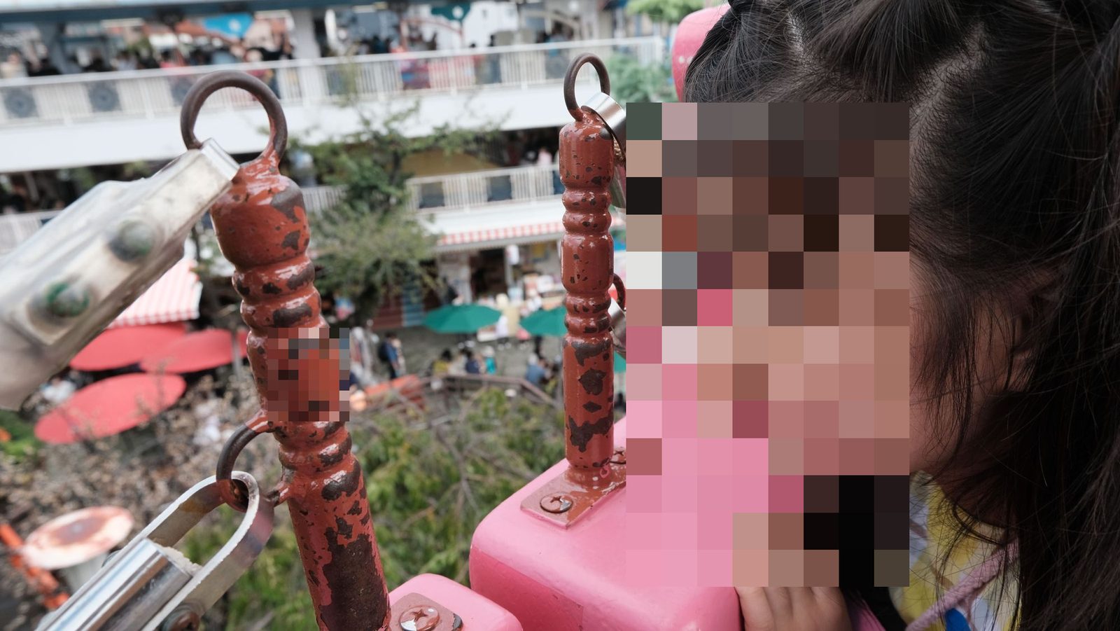 浅草花やしきで遊ぶ子どもたち。手をつないで歩く姉妹、黄色い車の乗りもの、高いところを回る乗りもの、浅草の街から見える東京スカイツリー