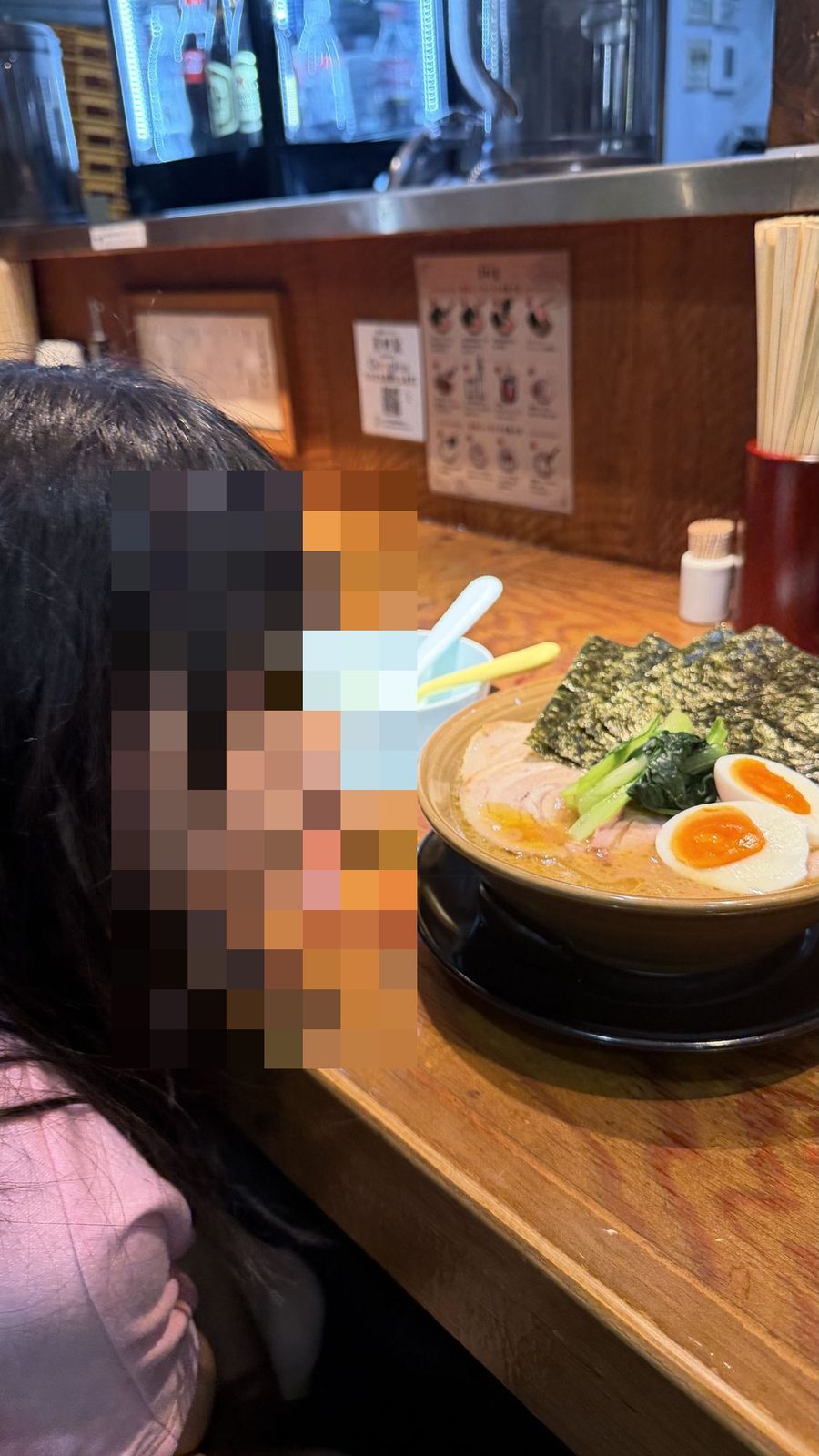 革新家OCHIAIの家系ラーメン。のり3枚、青菜、チャーシュー、半熟の味玉2つ。カウンターに取り分け用の小さな器