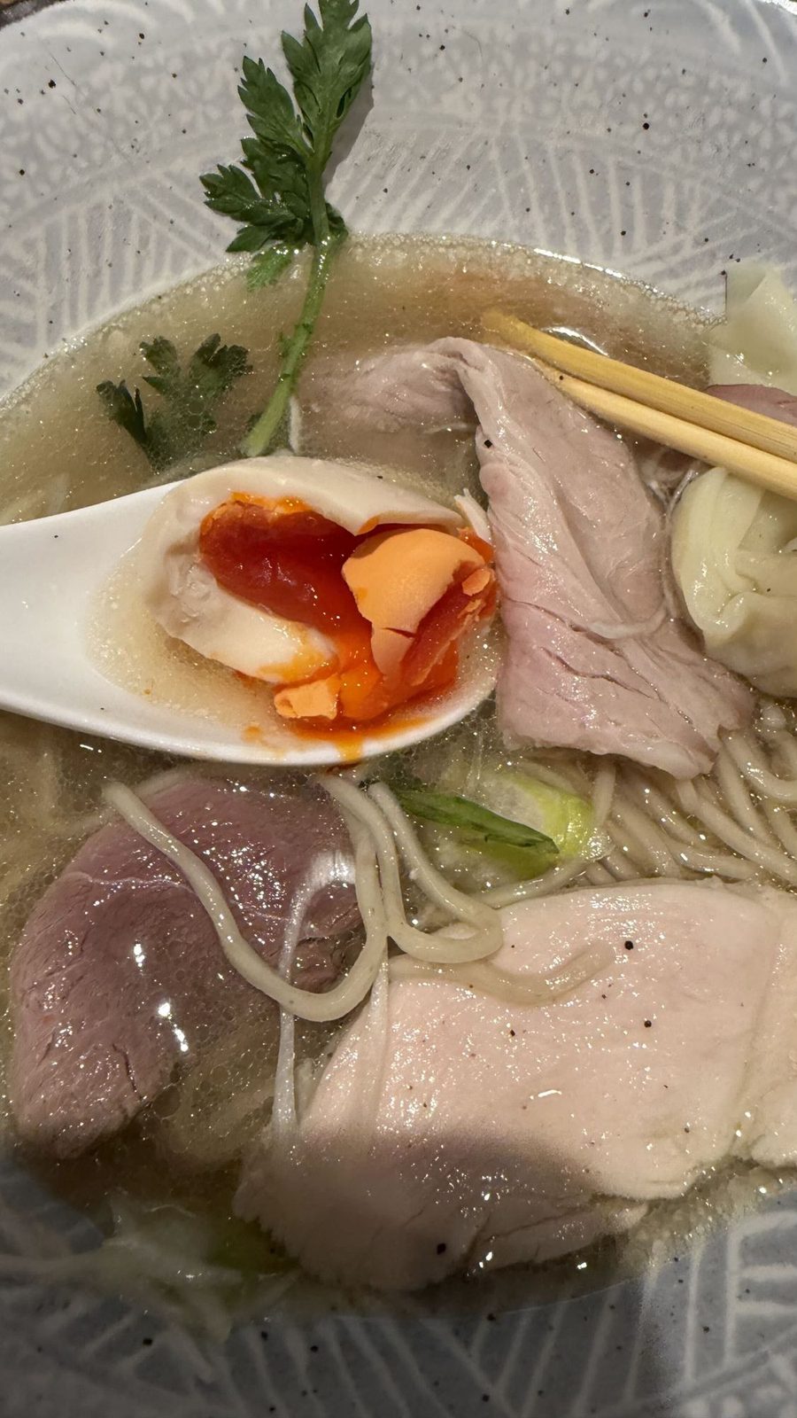 RAMEN 紫苑の塩ラーメンと店構え。澄んだ金色のスープに3種のチャーシュー、ワンタン、半熟の味玉